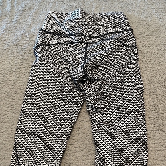 Lululemon In Movement Tight Monochromic Black Geometric Everlux Sz 6 inseam 25" - Picture 5 of 5